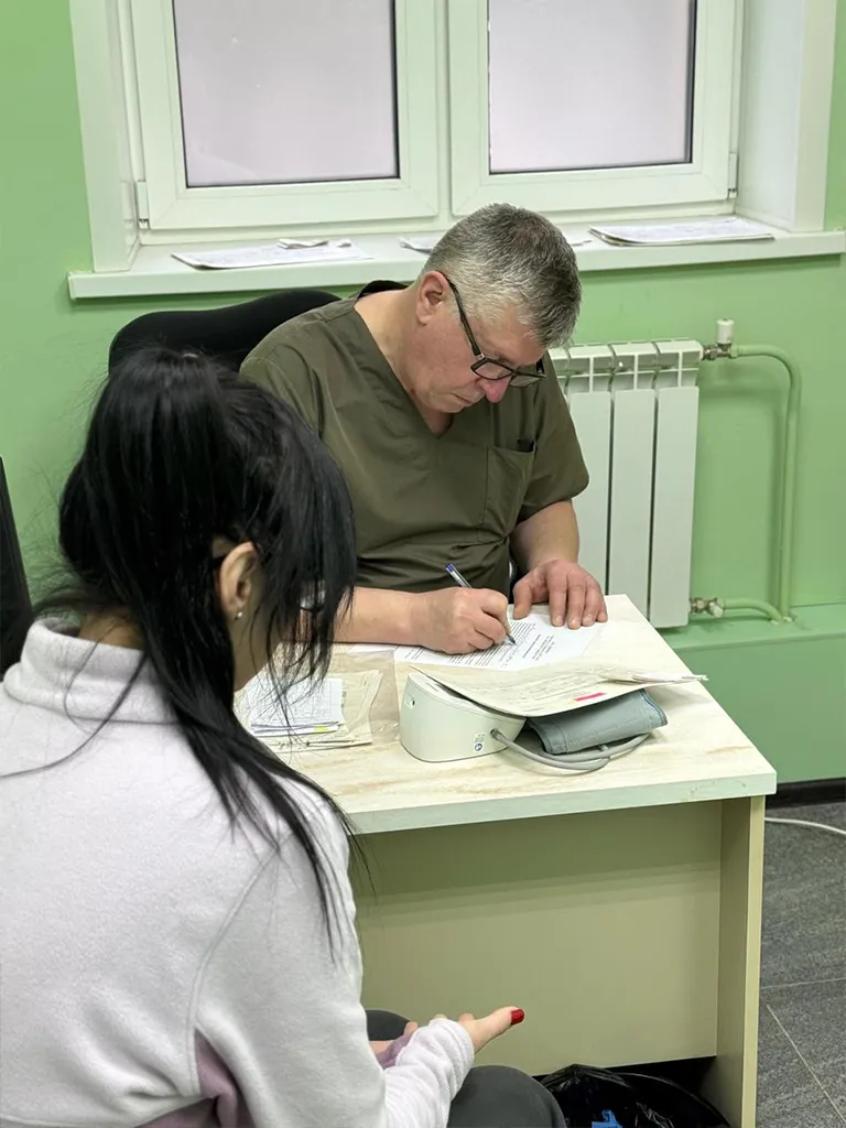 Врач консультирует пациентку в кабинете
